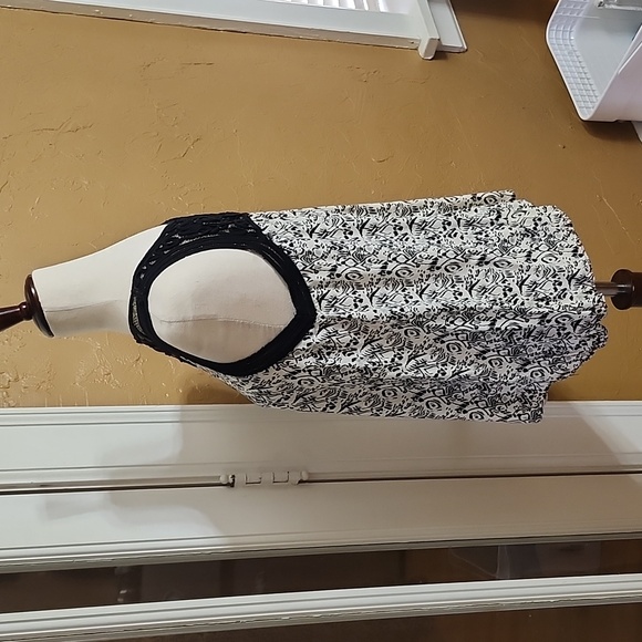 Cream colored Tank top with gold shimmer and black piping detail size medium - Picture 2 of 3